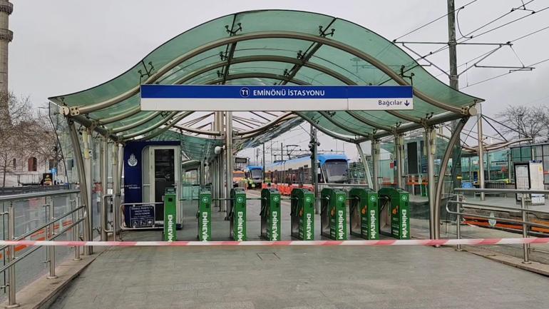 Eminönünde seyir halindeki tramvay raydan çıktı