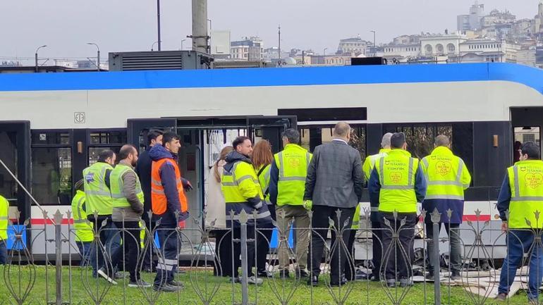 Eminönünde seyir halindeki tramvay raydan çıktı