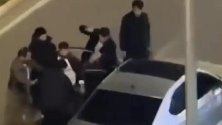 Otomobilinden indirip sopayla dövdüler; o anlar kamerada