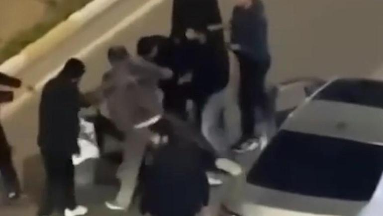 Otomobilinden indirip sopayla dövdüler; o anlar kamerada