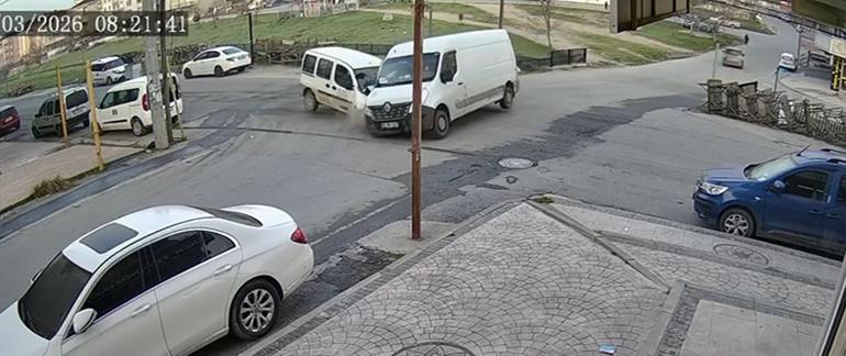 Minibüs ile hafif ticari aracın çarpıştığı kaza kamerada; 4 yaralı