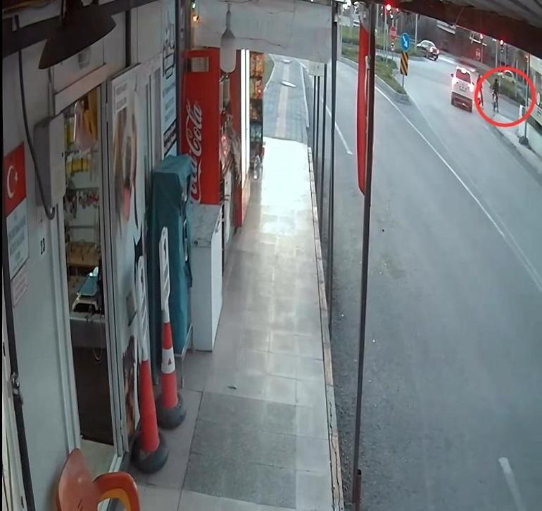 Kırmızı ışık ihlali yapan motosikletli, otomobille çarpıştı; kaza anı kamerada