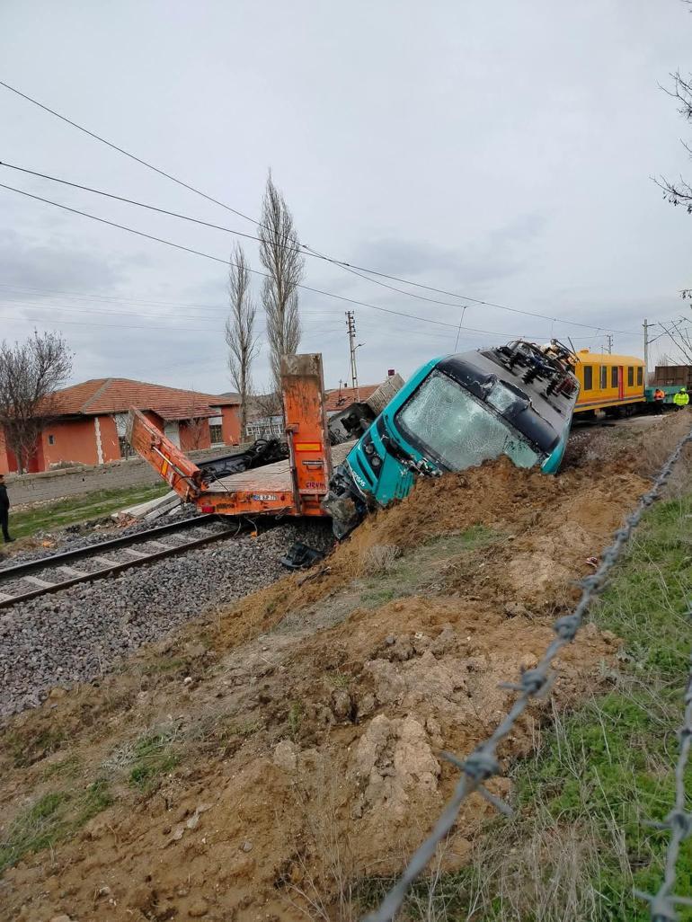 Nevşehir’de yük treni hemzemin geçitte TIR’a çarptı: 2 yaralı