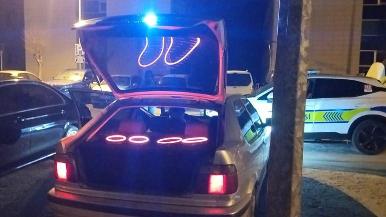 Yüksek sesle müzik dinleyen sürücünün aracı trafikten menedildi; baba polise direndi