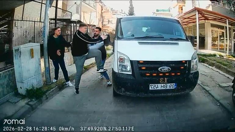 Trafikte tartıştığı kişinin kamyonetinin camını yumrukladı; o anlar kamerada