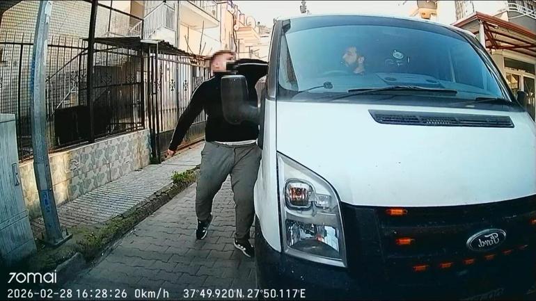 Trafikte tartıştığı kişinin kamyonetinin camını yumrukladı; o anlar kamerada