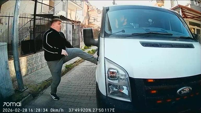 Trafikte tartıştığı kişinin kamyonetinin camını yumrukladı; o anlar kamerada