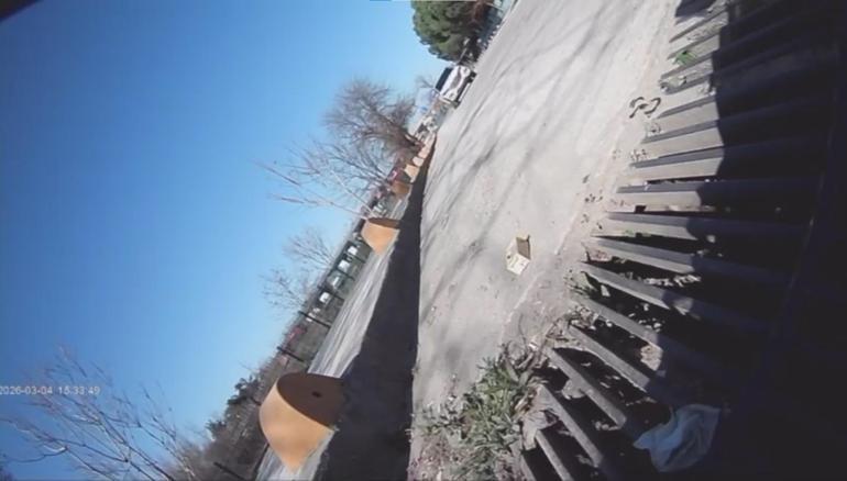 Motosiklet ile hafif ticari aracın çarpıştığı kaza kamerada; 2 yaralı