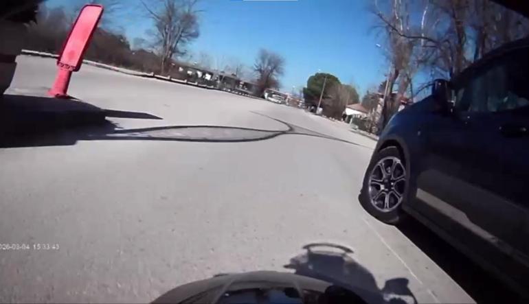 Motosiklet ile hafif ticari aracın çarpıştığı kaza kamerada; 2 yaralı