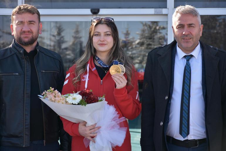 Avrupa şampiyonu olan atıcı Damla Köse, Erzurum’da çiçeklerle karşılandı