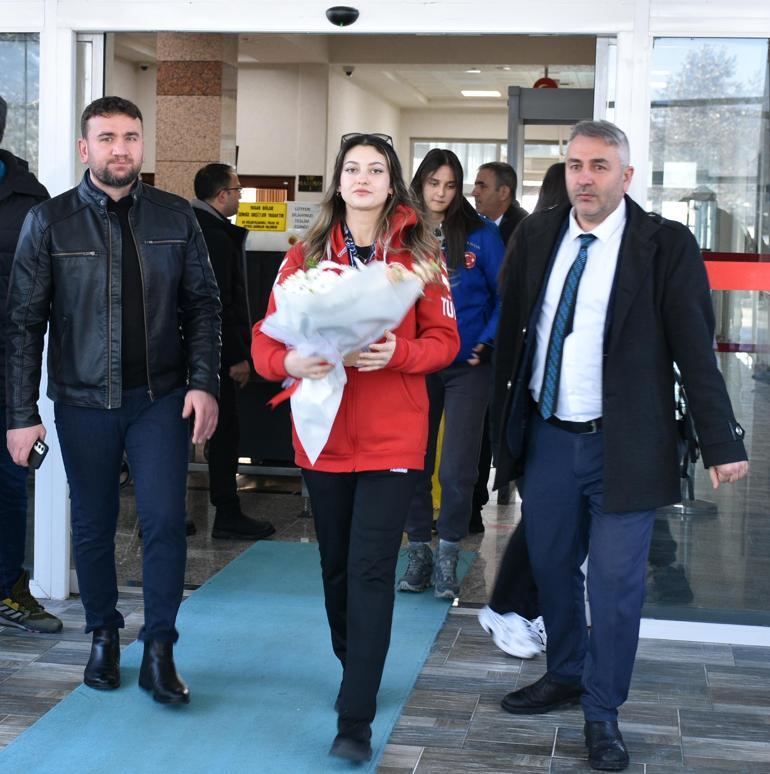 Avrupa şampiyonu olan atıcı Damla Köse, Erzurum’da çiçeklerle karşılandı
