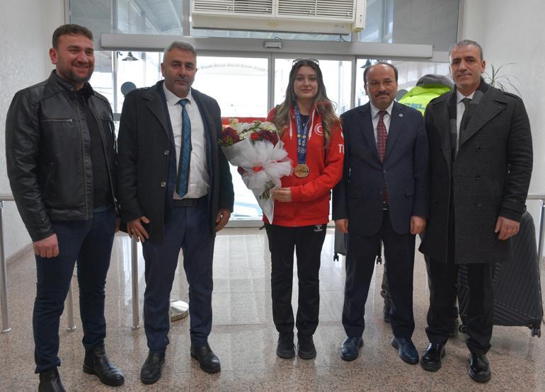 Avrupa şampiyonu olan atıcı Damla Köse, Erzurum’da çiçeklerle karşılandı