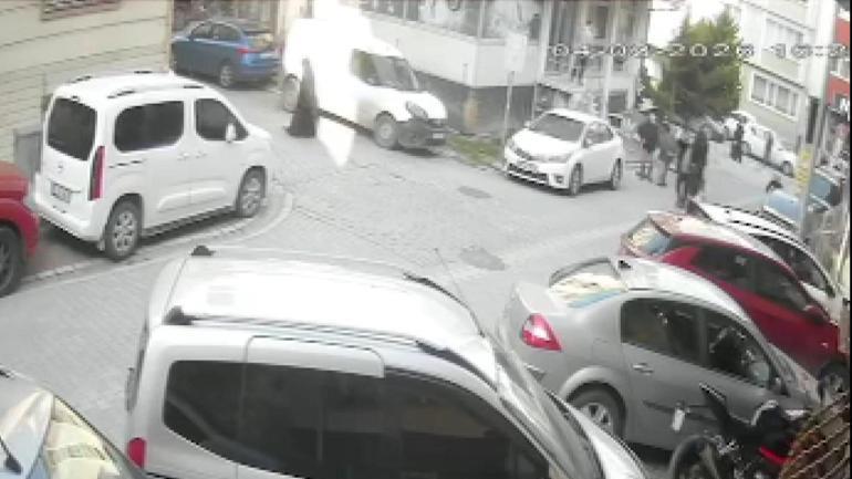 Esenyurtta bir yıldır tehdit ettiği çifti sopayla darbetti