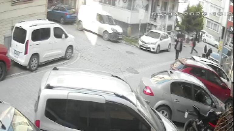 Esenyurtta bir yıldır tehdit ettiği çifti sopayla darbetti