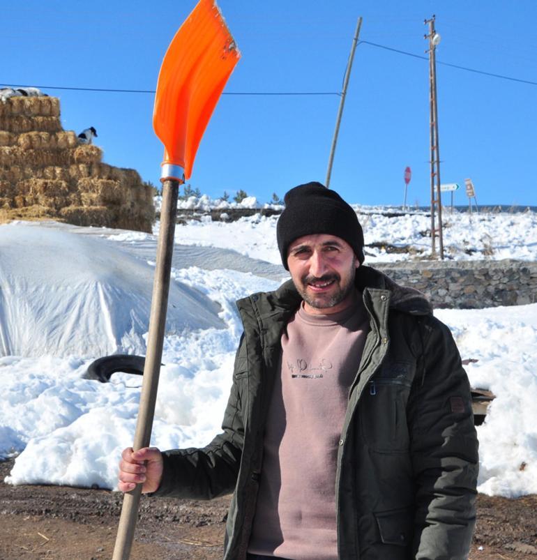 Köpeklerine saldıran kurtları kürekle kovaladı