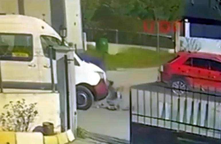 Minibüs ile motosikletin çarpıştığı kaza kamerada: 2 yaralı