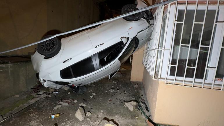 Avcılar’da otomobil 8 metre yüksekten bina boşluğuna düştü