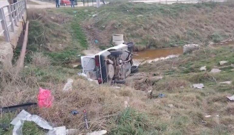 Kütahya’da çarpışan otomobillerden biri dereye uçtu; 3 yaralı