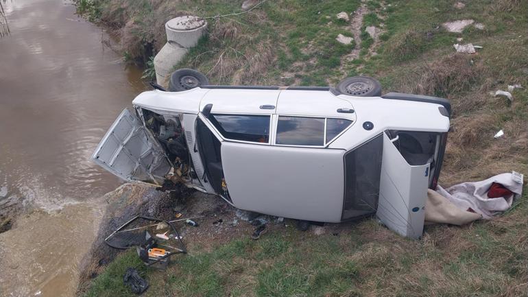 Kütahya’da çarpışan otomobillerden biri dereye uçtu; 3 yaralı
