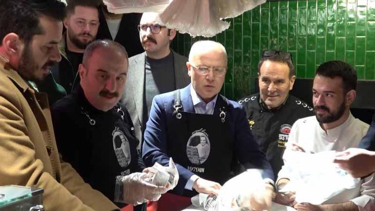 Mustafa Varank, Bursada geleneksel sahur programında vatandaşlarla bir araya geldi