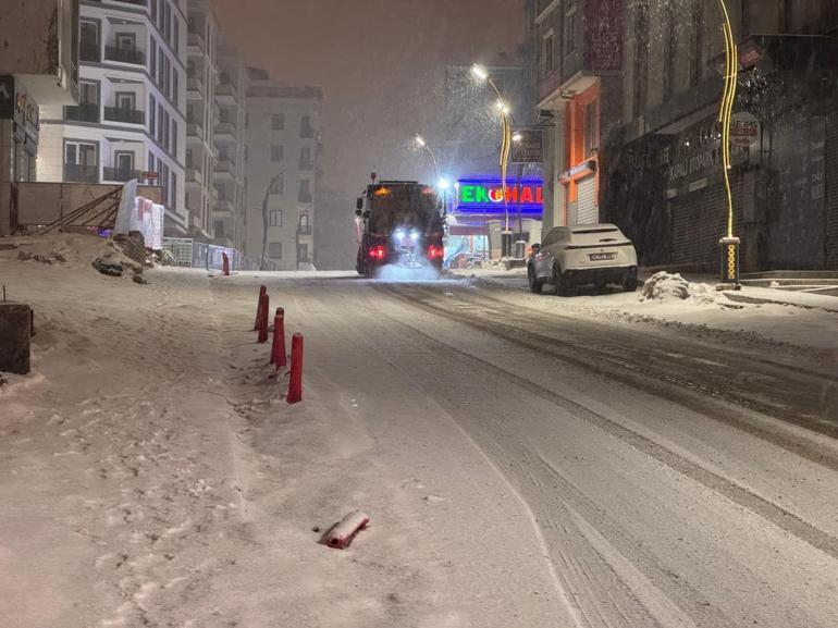 Vanda 143 yerleşim yerinin yolu kardan kapandı