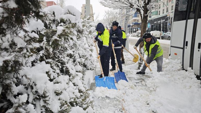 Vanda 143 yerleşim yerinin yolu kardan kapandı