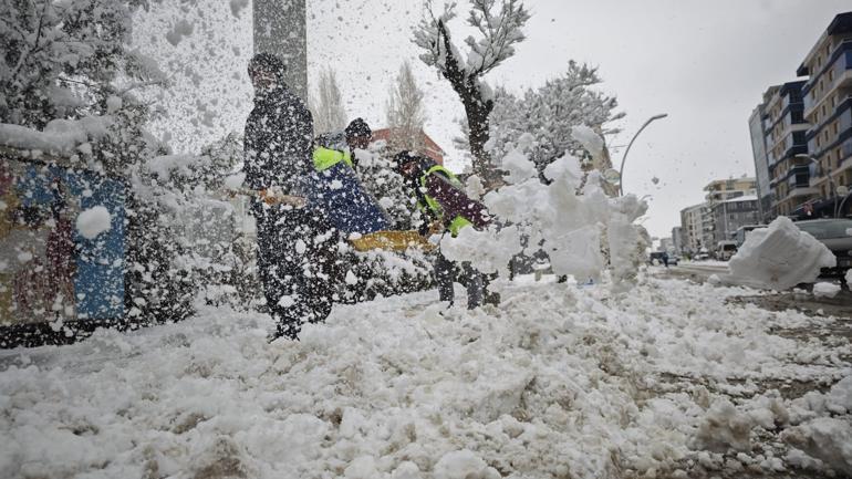 Vanda 143 yerleşim yerinin yolu kardan kapandı