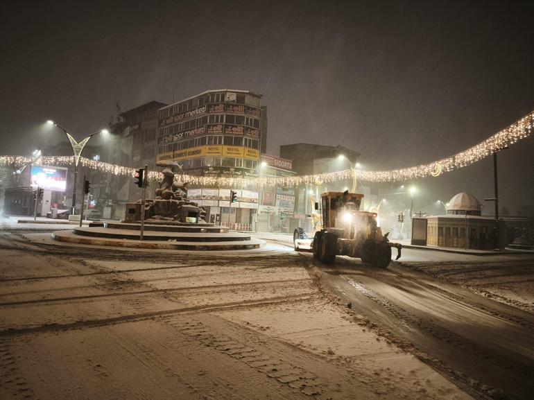 Vanda 143 yerleşim yerinin yolu kardan kapandı