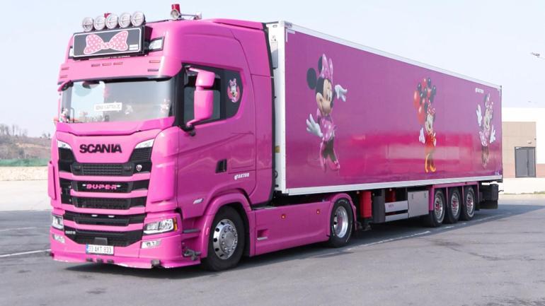 4 çocuk annesi, pembe renkli TIRı ile uluslararası taşımacılık yapıyor