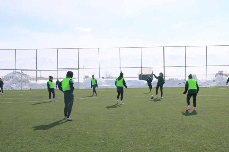 Yüksekova köy ve mahalle muhtarlarından kadın takımına ziyaret