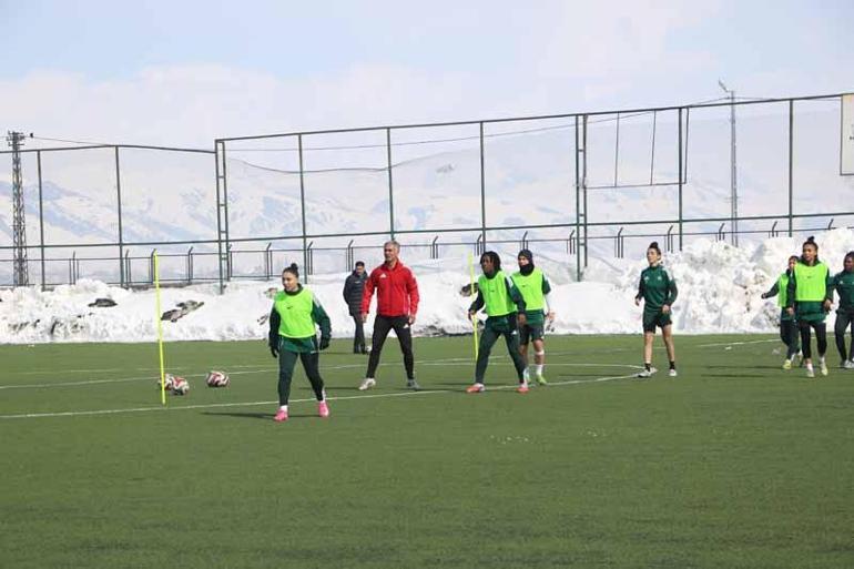 Yüksekova köy ve mahalle muhtarlarından kadın takımına ziyaret