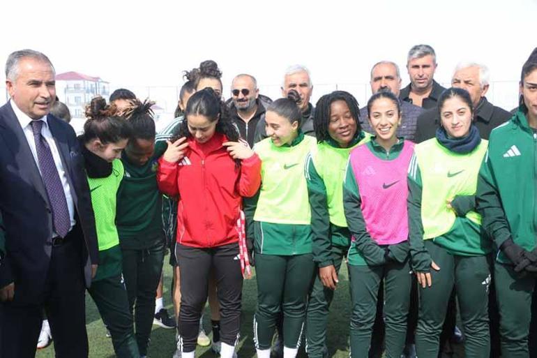 Yüksekova köy ve mahalle muhtarlarından kadın takımına ziyaret