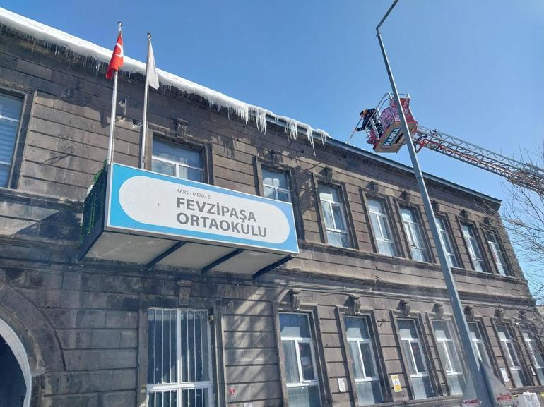 Kars’ta çatılardaki buz sarkıtları kırılıyor