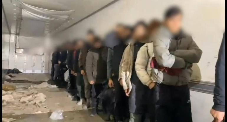 İran sınırından Türkiyeye giren kaçak göçmenler, TIRda yakalandı
