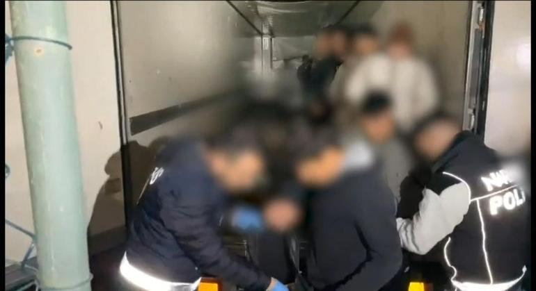 İran sınırından Türkiyeye giren kaçak göçmenler, TIRda yakalandı