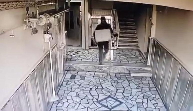 Hırsızlık yaparken kamerayı fark edince vazgeçti