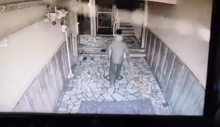 Hırsızlık yaparken kamerayı fark edince vazgeçti