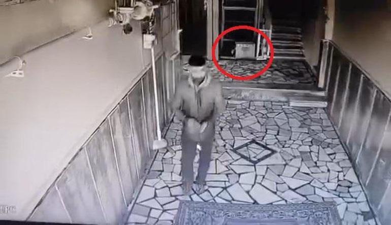 Hırsızlık yaparken kamerayı fark edince vazgeçti