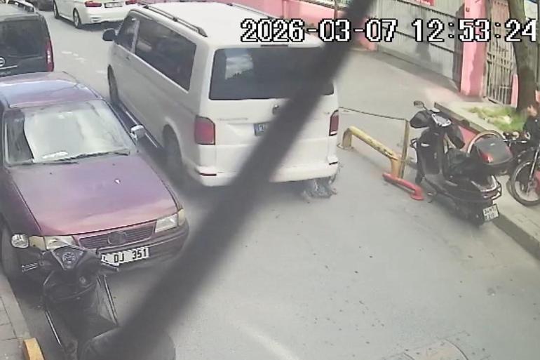 Fatihte yaya geçidindeki kadın sürücüsü geri manevra yapan minibüsün altında kaldı