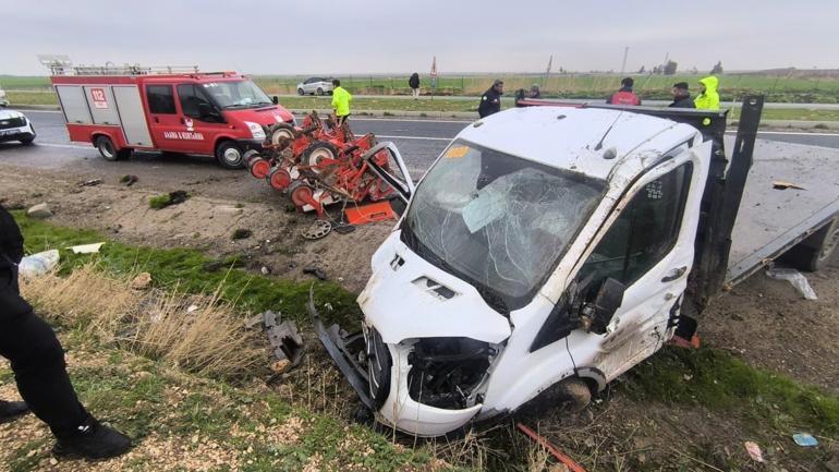 Tarım makinesi yüklü kamyonet yolda savruldu; 3 yaralı