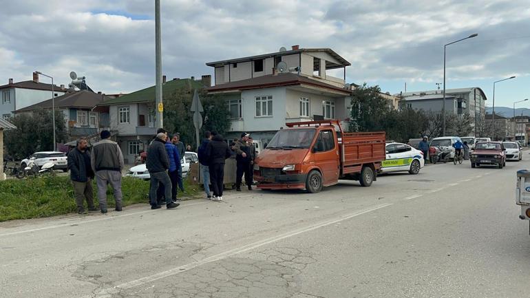 Kamyonetle çarpışan motosikletteki 2 kişi yaralandı; kaza anı kamerada