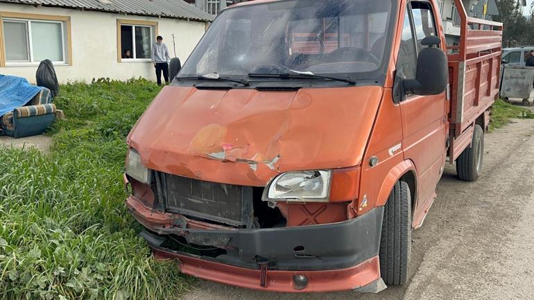 Kamyonetle çarpışan motosikletteki 2 kişi yaralandı; kaza anı kamerada