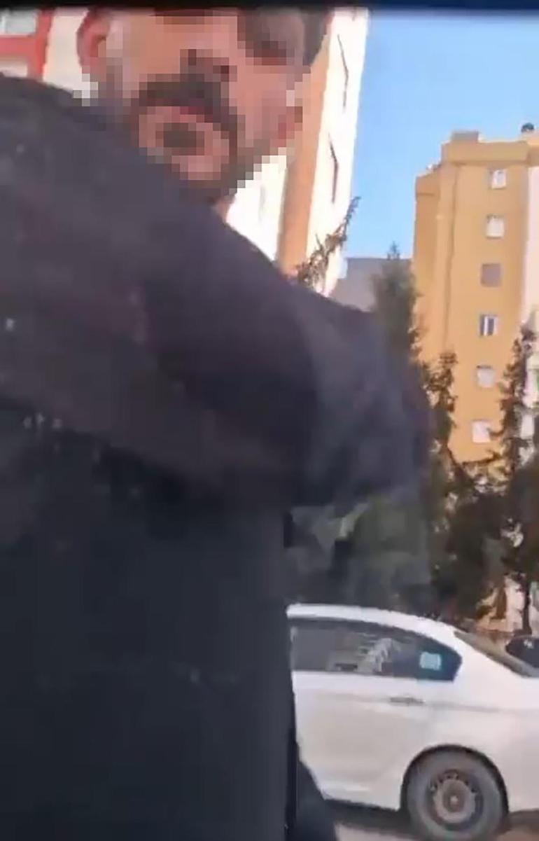 Adanada trafikte tartıştıkları sürücünün önünü kesip, aracın camını yumrukladılar; o anlar kamerada