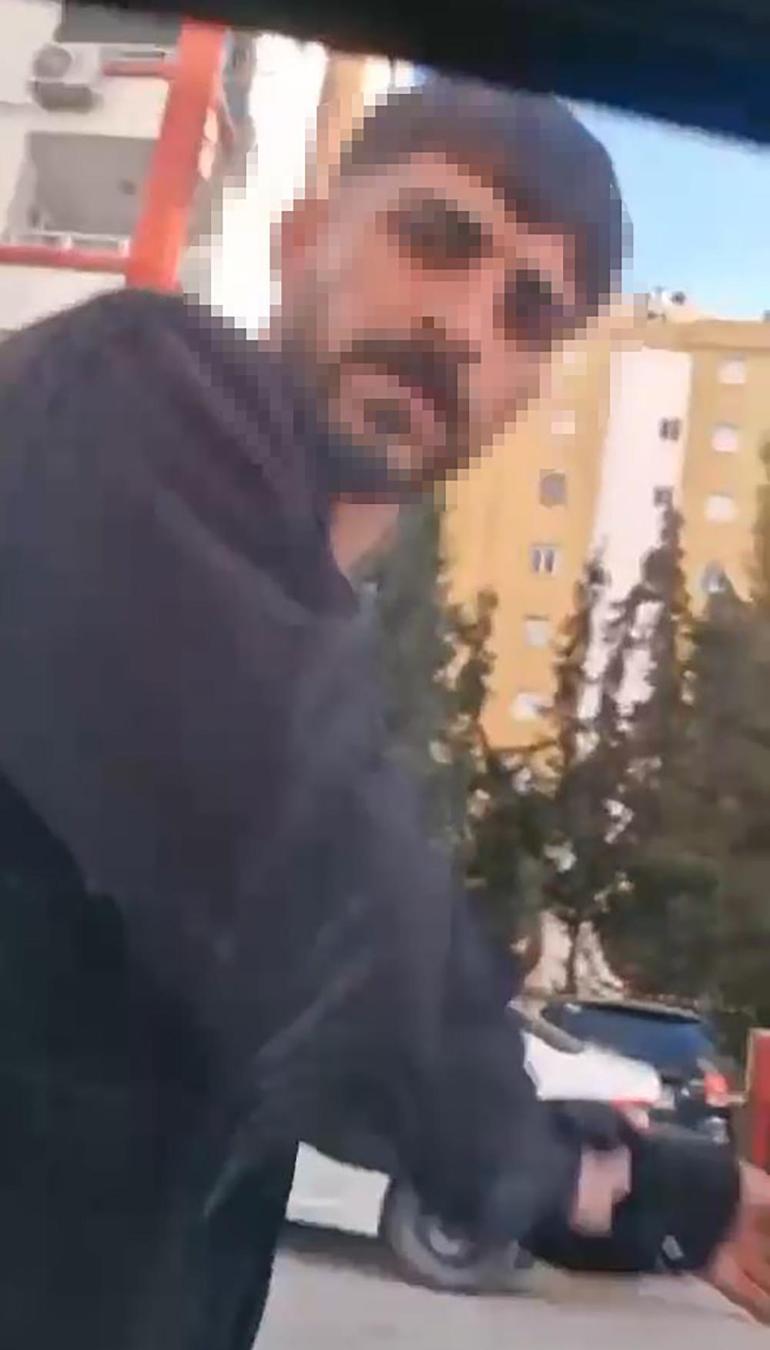 Adanada trafikte tartıştıkları sürücünün önünü kesip, aracın camını yumrukladılar; o anlar kamerada