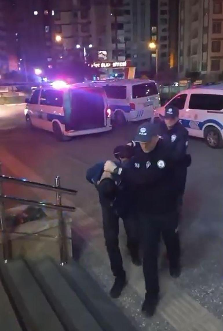 Adanada trafikte tartıştıkları sürücünün önünü kesip, aracın camını yumrukladılar; o anlar kamerada