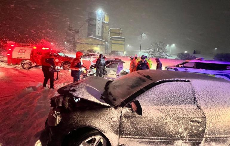 Otomobiller, kafa kafaya çarpıştı; 2si çocuk 7 yaralı