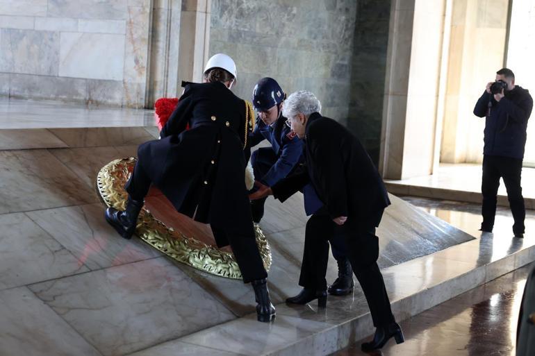 Bakan Gülerin eşi Demet Güler, kadın subaylarla Anıtkabiri ziyaret etti