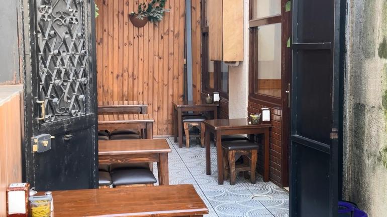 Taksim’de yemek yerken dudağını böcek ısırdı; şikayetçi oldu