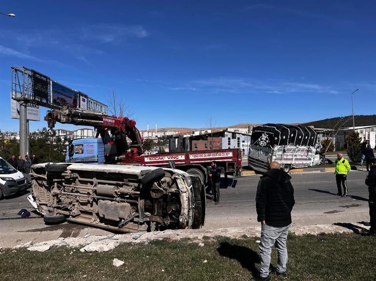 Gaziantep’te kamyonet ile minibüs çarpıştı: 4 yaralı