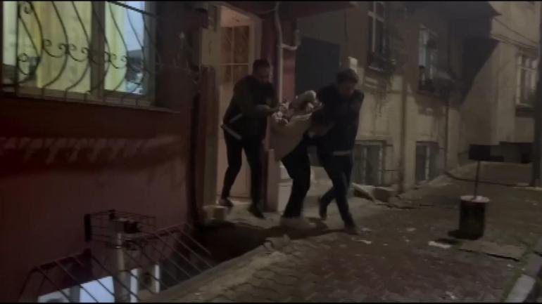 Kadıköyde merdivenle girdiler, evdekilerin ellerini ve ayaklarını bağlayıp altınları çaldılar